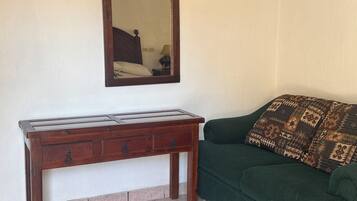 Espacio para trabajar con laptop y tabla de planchar con plancha