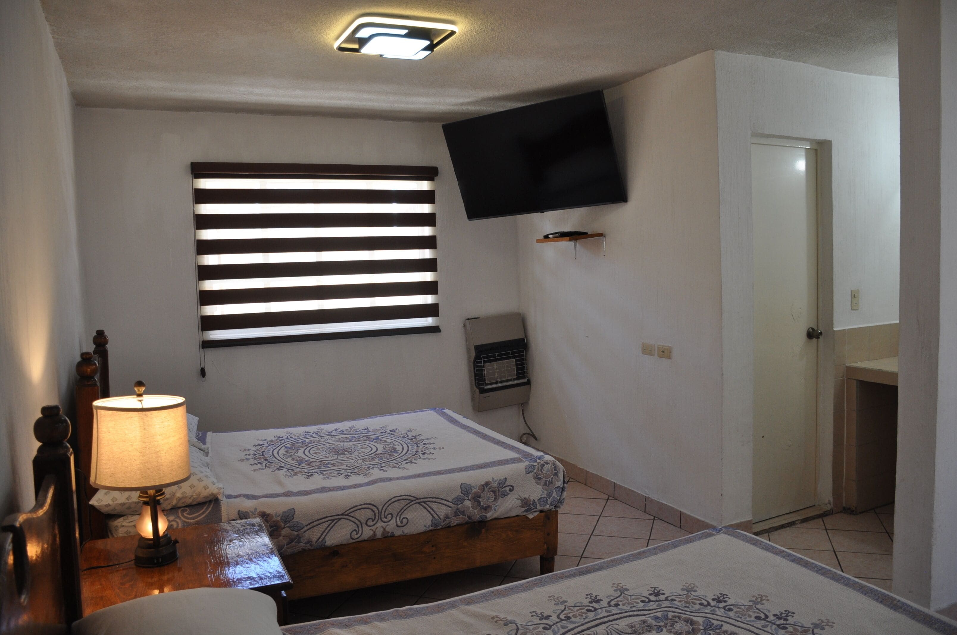 Espacio para trabajar con un portátil y tabla de planchar con plancha