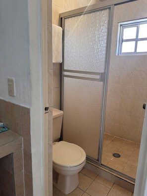 Shower, towels, soap, shampoo - Hotel Puesta del Sol  (Bocoyna)