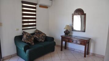 Estudio | Área de sala de estar | Smart TV de 42 pulgadas con canales vía satélite