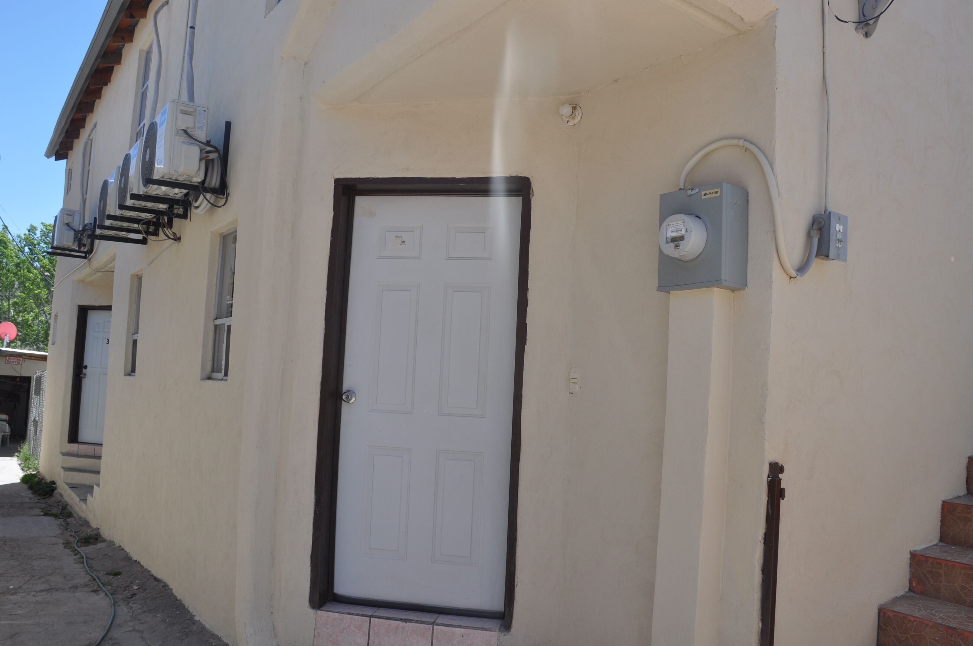 Vista frontal de la propiedad