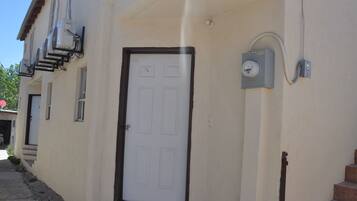 Vista frontal de la propiedad