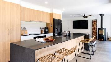 Lave-vaisselle, cafetiĂšre/bouilloire, tables Ă manger