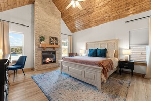 6 bedrooms, desk, iron/ironing board, travel cot - Lakeview Cabin w/ Hot Tub, Pool, Decks - Sleeps 20 (Branson)