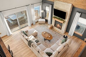 Smart TV, fireplace, video games - Lakeview Cabin w/ Hot Tub, Pool, Decks - Sleeps 20 (Branson)