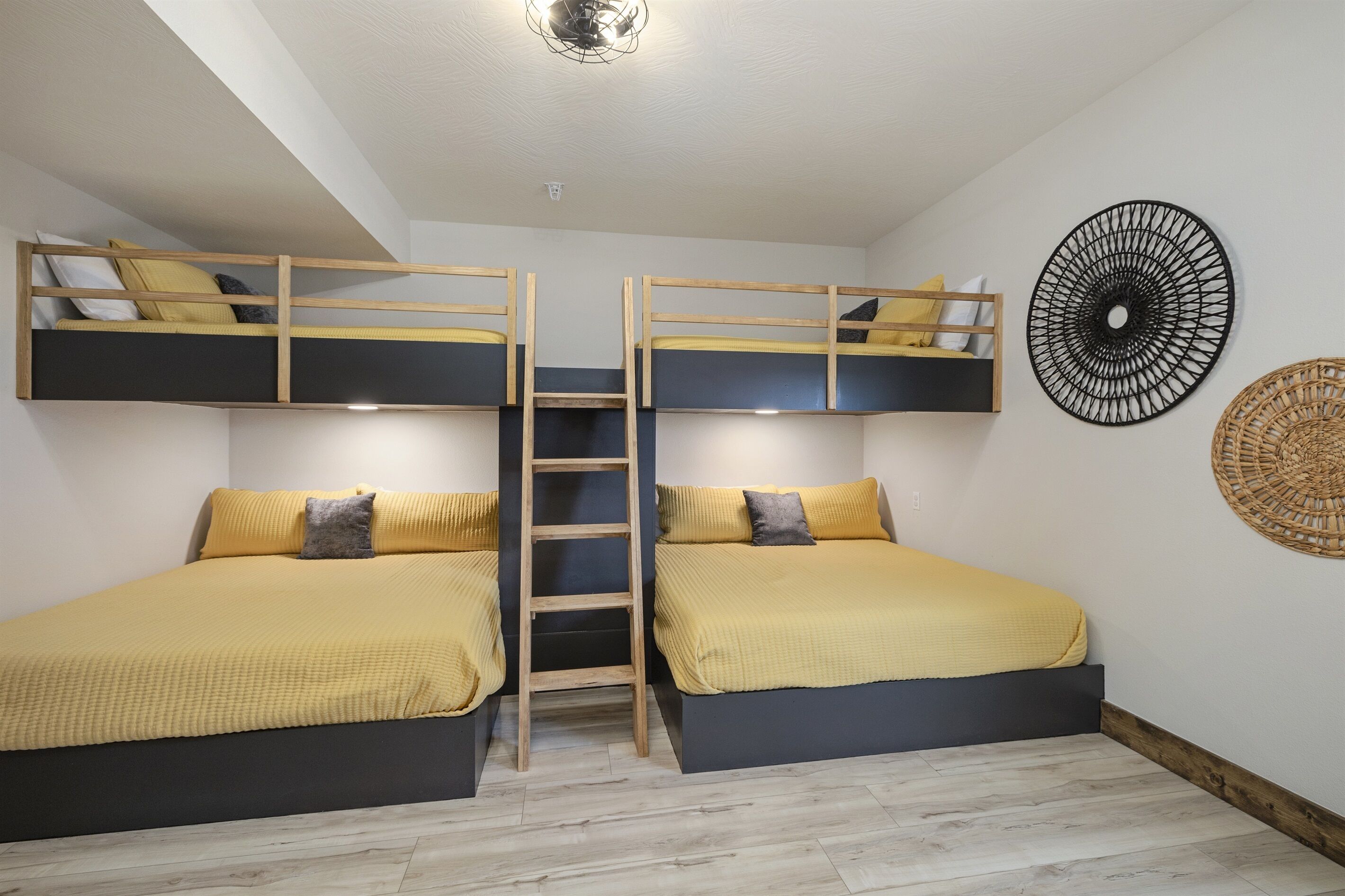 6 chambres, bureau, fer et planche à repasser, lit parapluie