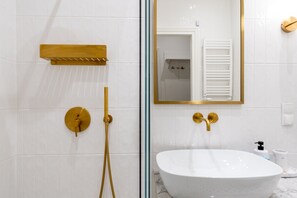 Dusche, Haartrockner, Handtücher, Seife