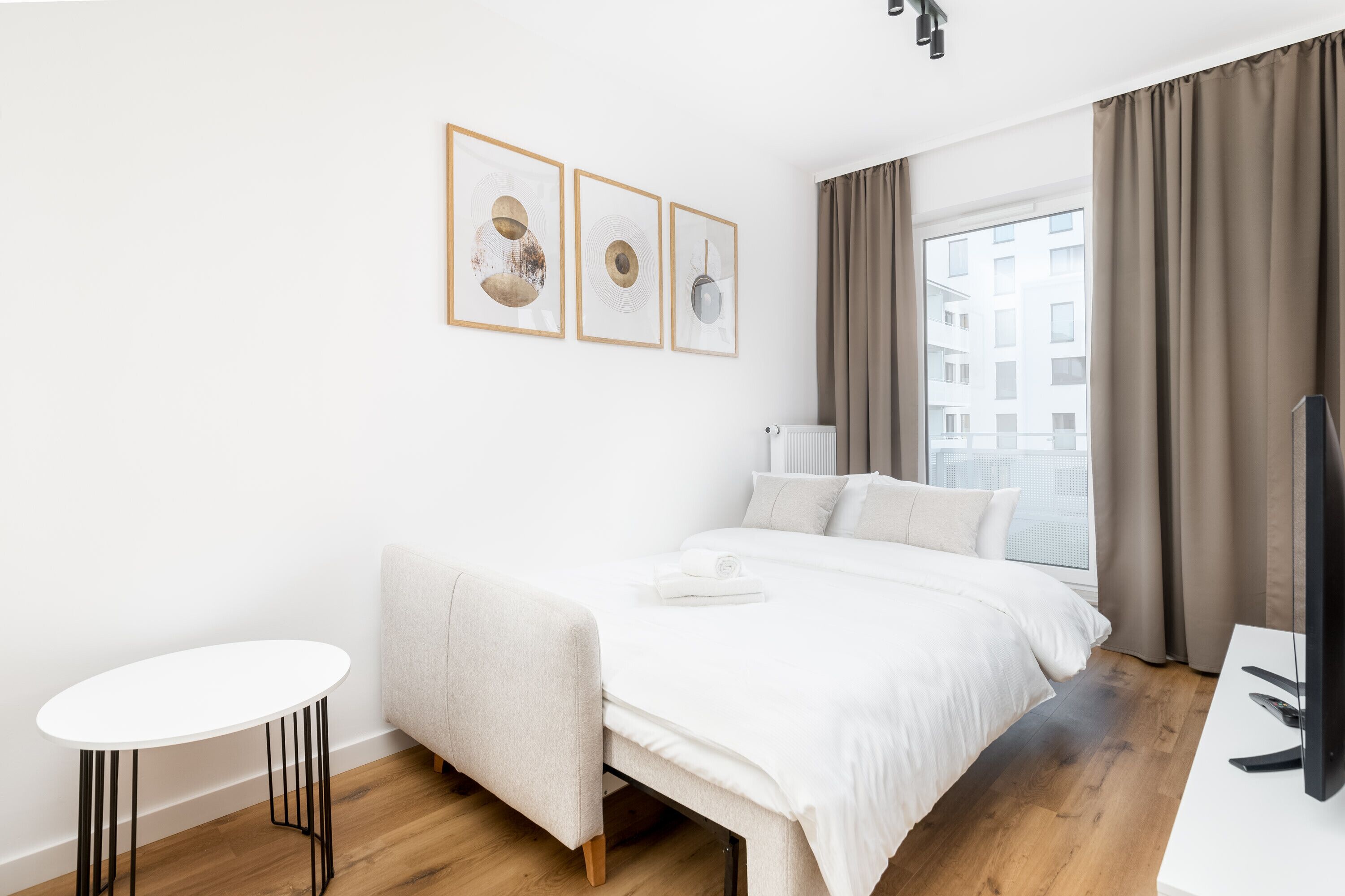 Tabla de planchar con plancha, wifi y ropa de cama 