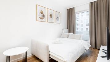 Tabla de planchar con plancha, wifi y ropa de cama