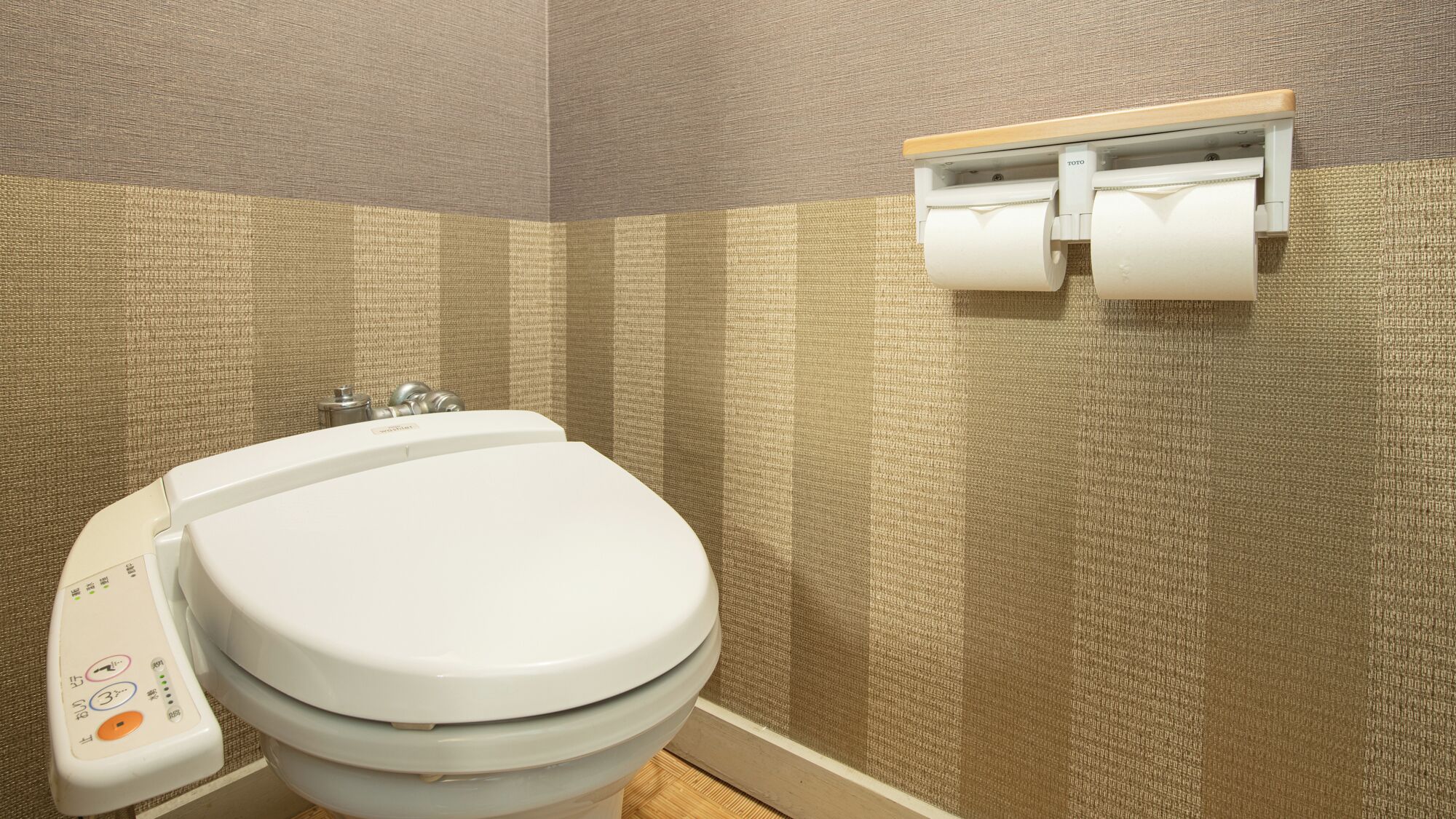 Ensemble baignoire-douche, articles de toilette (gratuits)