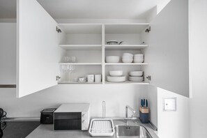 Kjøleskap, mikrobølgeovn, ovn og kokeplater