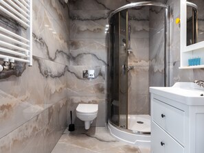 Shower, free toiletries, hair dryer, towels - Marina Gdańsk Cosy Studio (Gdansk)
