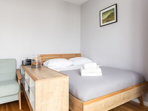 Iron/ironing board, WiFi, bed sheets