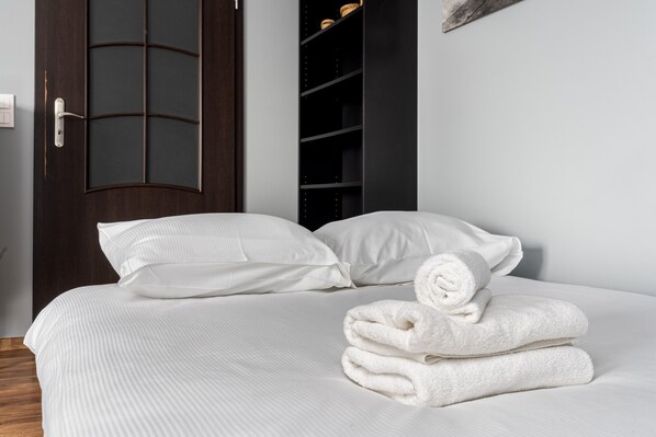 Iron/ironing board, WiFi, bed sheets