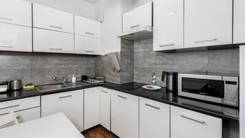 Frigorífic, microones i placa de cuina