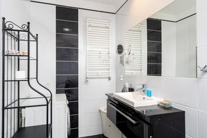 Chuveiro, secador de cabelo, toalhas de banho 