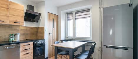 Fridge, oven, stovetop, dishwasher