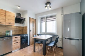 Fridge, oven, stovetop, dishwasher - Sosnowiec City Centre Apartment (Sosnowiec)