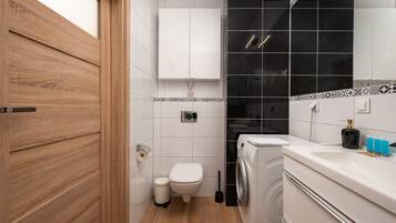 Een douche, gratis toiletartikelen, een haardroger, handdoeken