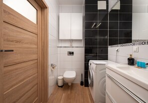 Regadera, amenidades de baño gratuitas, secadora de cabello, toallas 