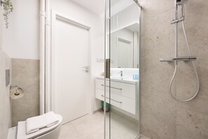 Dusche, kostenlose Toilettenartikel, Haartrockner, Handtücher
