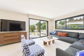TV - MOUGINS – RENOVATED VILLA - SWIMMING POOL - CALM (Mougins)