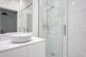 Hair dryer, towels - Blueground | Benfica, furnished & fully equipped (Lisbon)