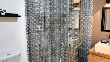 Suite Deluxe | Baño | Toallas y papel higiénico