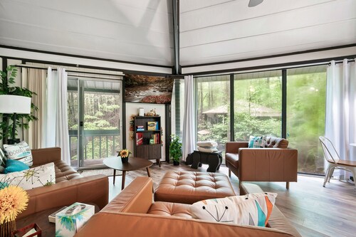 Unique octagon treehouse chalet, panoramic forest views, community pool.