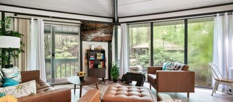 Unique octagon treehouse chalet, panoramic forest views, hot tub