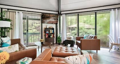 Unique octagon treehouse chalet, panoramic forest views, community pool.