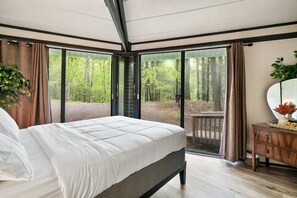 2 bedrooms, desk, free WiFi, bed sheets