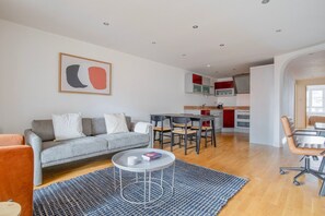 Een televisie en een stereo