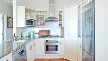 Mikroaaltouuni, uuni, liesi, astianpesukone