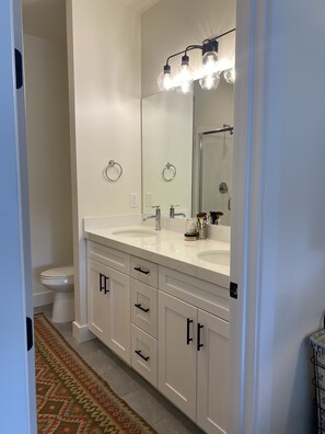 Douche, sĂšche-cheveux, serviettes fournies, savon