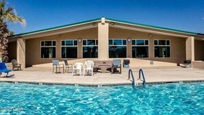 Un hotel con piscina, zona de estar al aire libre y tejado ajardinado.