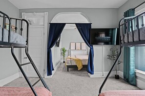 4 soveværelser, skrivebord, strygejern/strygebræt, weekendseng