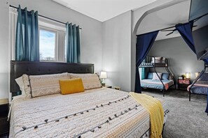 4 Schlafzimmer, Schreibtisch, Bügeleisen/Bügelbrett, Reisekinderbett
