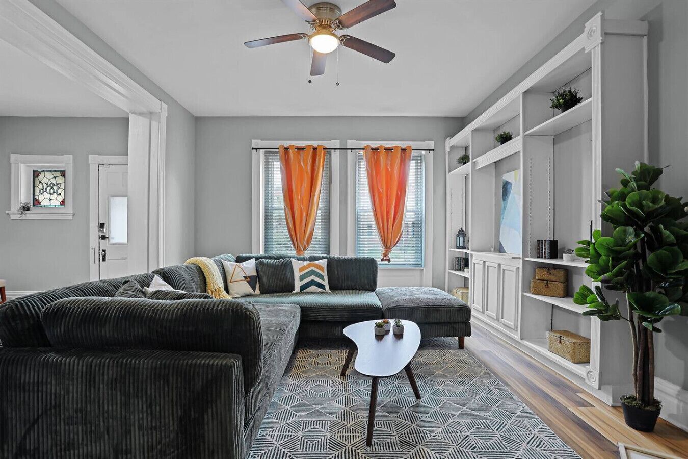 智能电视、壁炉、电子游戏、书