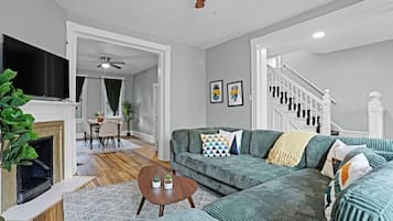 Smart-TV, Kamin, Videospiele, Bücher