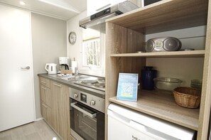 Refrigerador, horno, parrilla de estufa y cafetera y tetera 