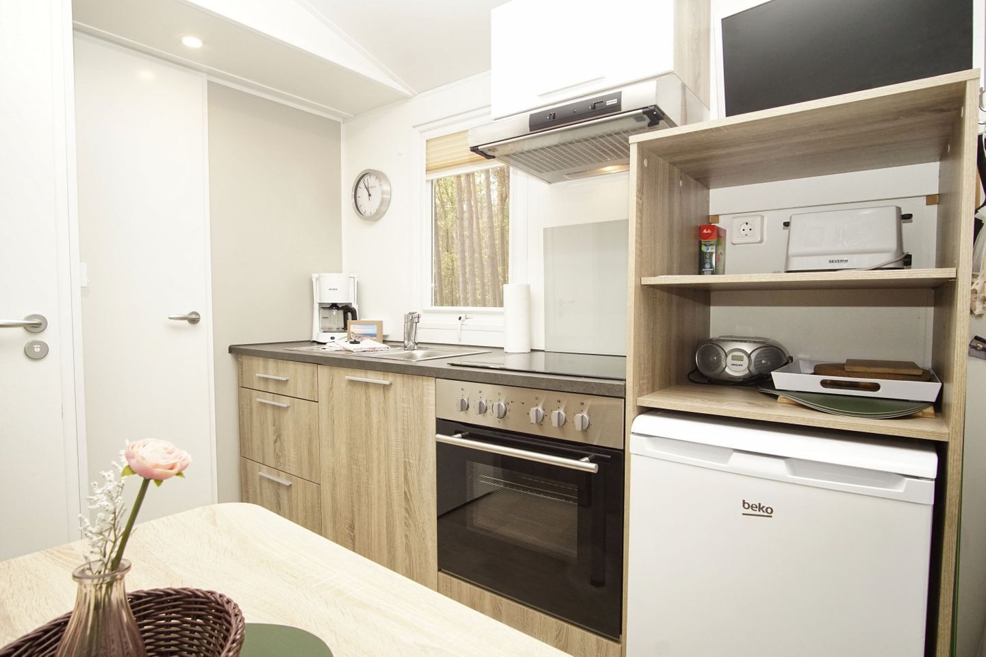 Fridge, oven, stovetop, coffee/tea maker