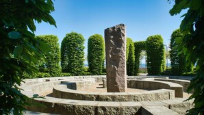 A stone monument surrounded by a circular stone pathway. - Kleines Aber Feines Ferienhäuschen in Strandnähe - Tiny Chalet Nr. 816 - Tiny Chalets (Binz)