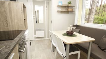 Coffee/tea maker, fridge, oven, stovetop