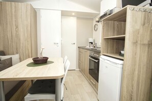 Refrigerador, horno, parrilla de estufa y cafetera y tetera 