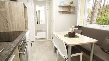 Coffee/tea maker, fridge, oven, stovetop