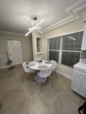 Dining - Paradise GateAway by Yacht Club Beach in South Cape Coral (Cape Coral)
