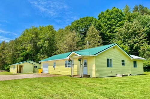 Cozy Sleeping Bear Dunes Cabin 1