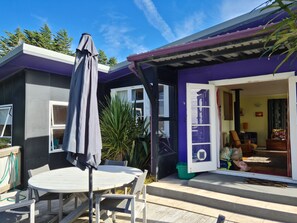 Outdoor dining - Eclectic real kiwiana bach (Waitarere Beach)