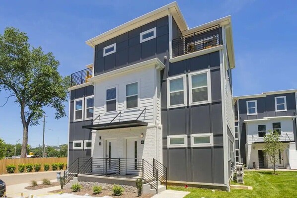 Exterior - Livin Lively On Duke offers an at home experience located in East Nashville! (Nashville)